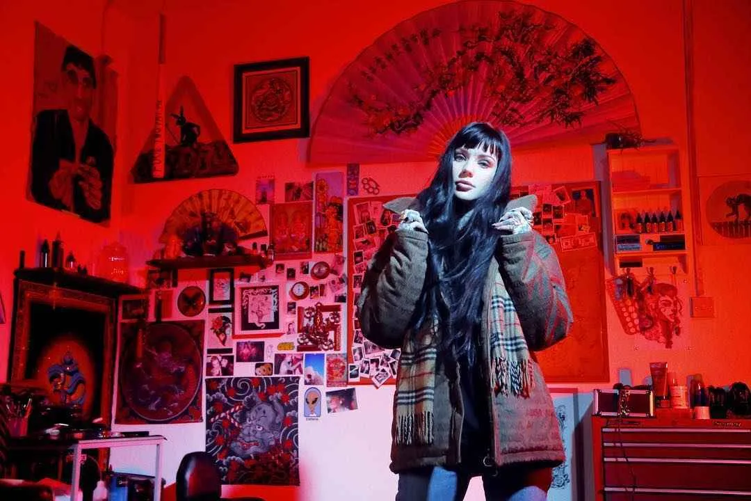 Artista del tatuaggio, modello e star della televisione Grace Neutral | Regno Unito