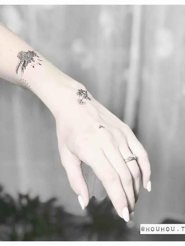 female black and grey fineline Tatuaggio su wrist #19940 | Tatuatore Verônica Alves (Houhou)