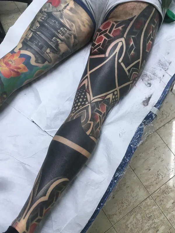 black and grey blackwork татуировка на full leg #21529 | Тату мастер Pierluigi Deliperi