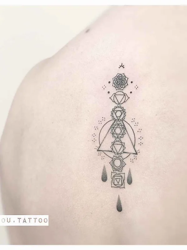 black geometric Tatuaggio su shoulder blade #19947 | Tatuatore Verônica Alves (Houhou)