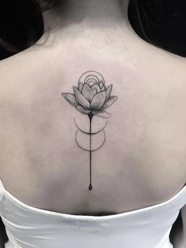 female black and grey fineline Tatuagem em upper back #21265 | Tatuador Ronan Duarte