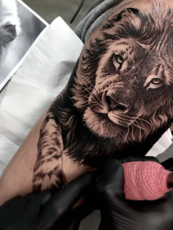black and grey realism tatuaje en upper arm #26537 | Tatuador Matias Noble