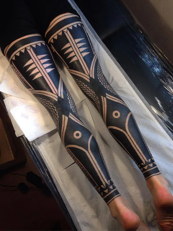 black blackwork tattoo auf full leg #23298 | Tätowierer Aivaras Lee