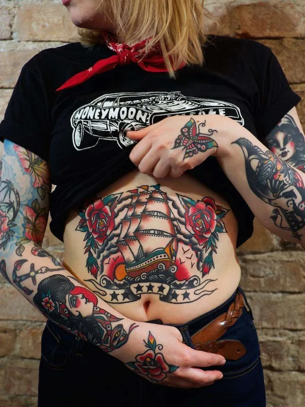 female color traditional tattoo auf stomach #21949 | Tätowierer Electric Martina