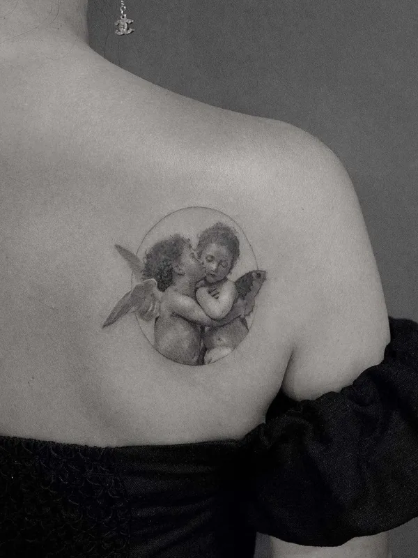 female black and grey black and grey татуировка на shoulder blade #22676 | Тату мастер Cold Gray