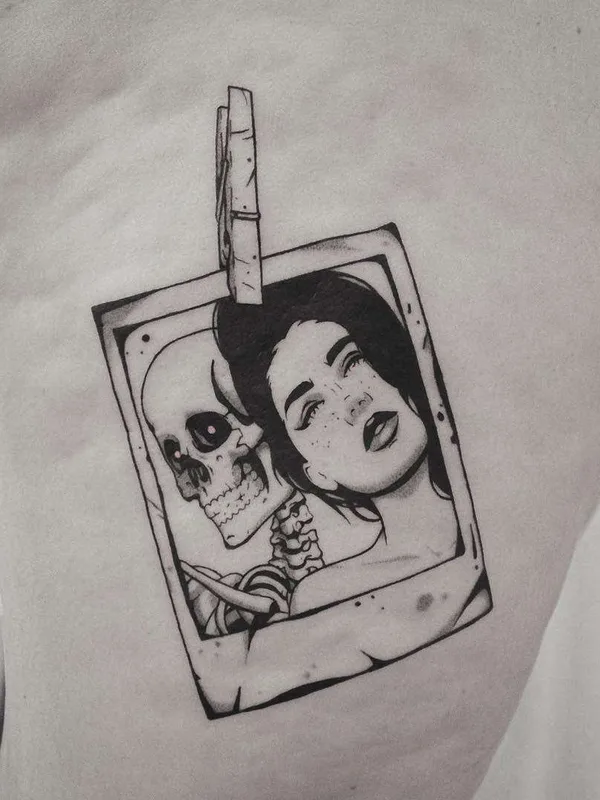 female black and grey blackwork tattoo auf side #21589 | Tätowierer Brendon Welfare Dentist