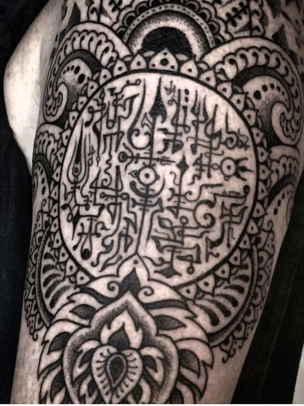 black blackwork tatouage sur upper arm #22174 | Artiste tatoueur Jondix