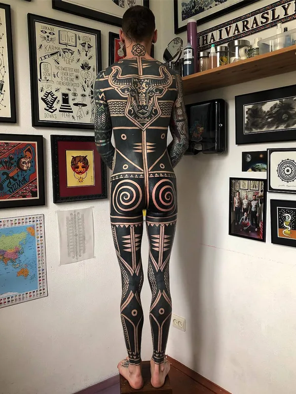 male black blackwork tattoo auf full body #23299 | Tätowierer Aivaras Lee