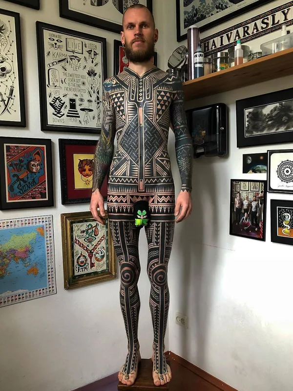 male black blackwork tattoo auf full body #23300 | Tätowierer Aivaras Lee