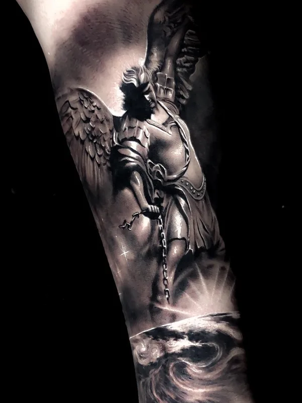 black and grey realism tatouage sur forearm #23322 | Artiste tatoueur Samurai Standoff
