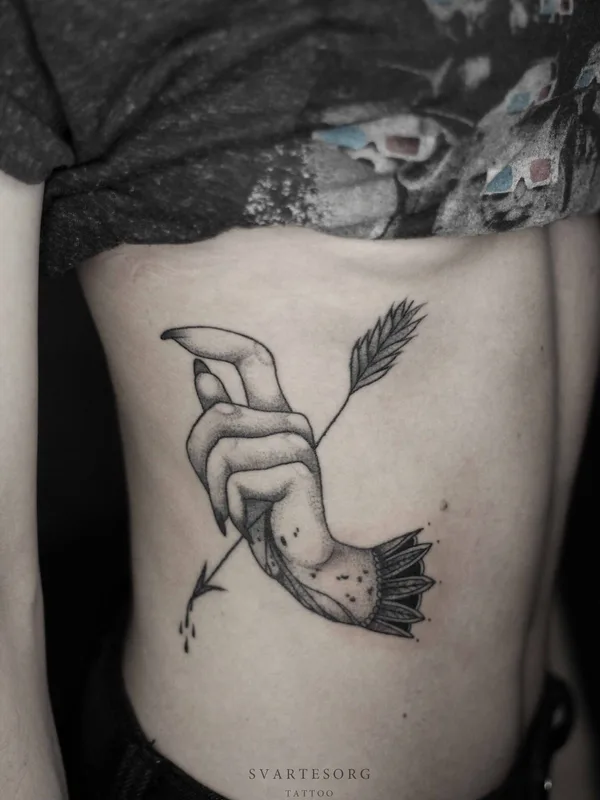 black and grey blackwork татуировка на ribcage #26998 | Тату мастер Екатерина Барсукова