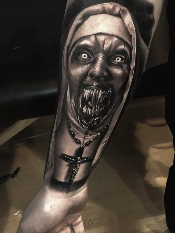 black and grey realism tatouage sur forearm #23324 | Artiste tatoueur Samurai Standoff