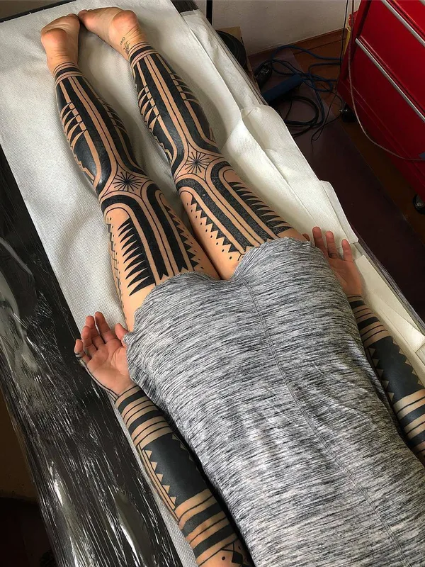 black blackwork tattoo auf full leg #23307 | Tätowierer Aivaras Lee
