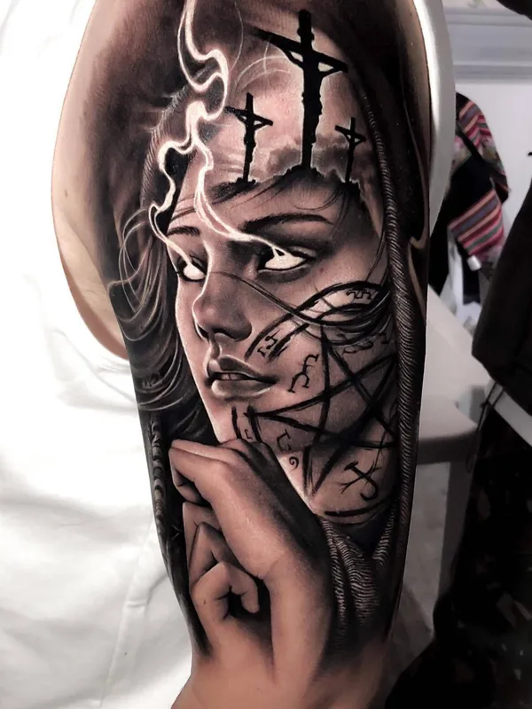 female black and grey realism tatouage sur upper arm #23327 | Artiste tatoueur Samurai Standoff