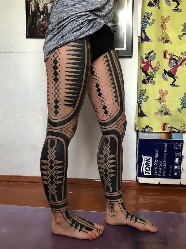 black tribal tattoo auf full leg #23308 | Tätowierer Aivaras Lee