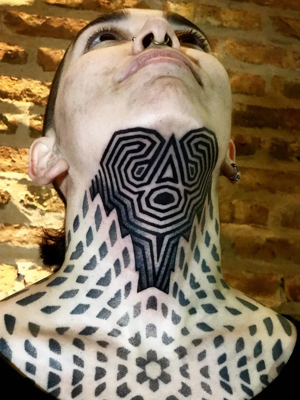 black blackwork tatouage sur neck #26295 | Artiste tatoueur Сharly Saconi