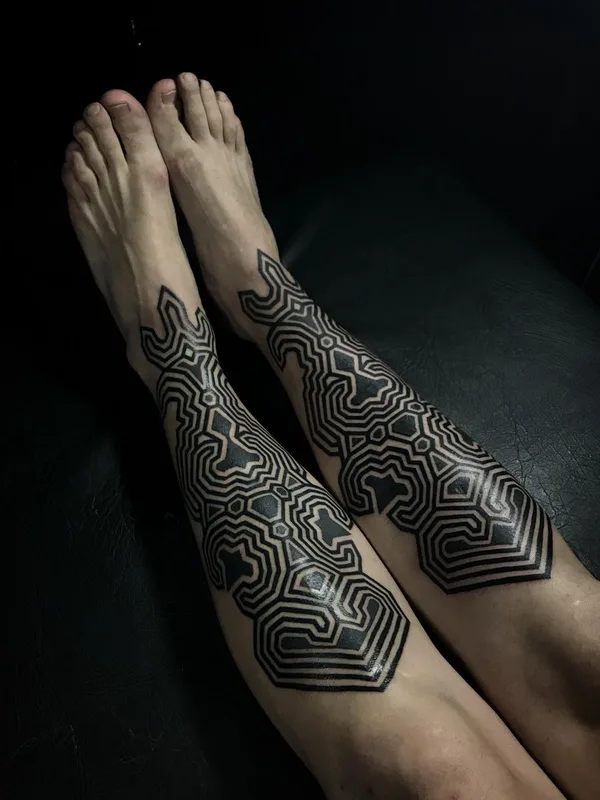 black geometric tatouage sur lower leg #26292 | Artiste tatoueur Сharly Saconi