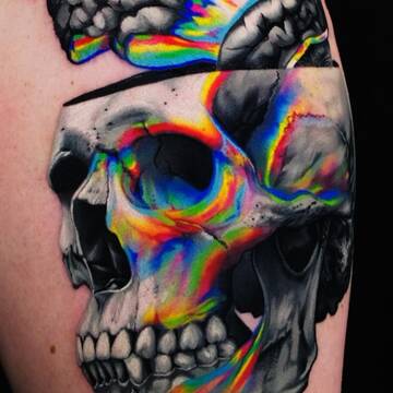 Искусство Сбоев: Мастер Татуировки Павло Пожидаев и Его Глитч-Реализм