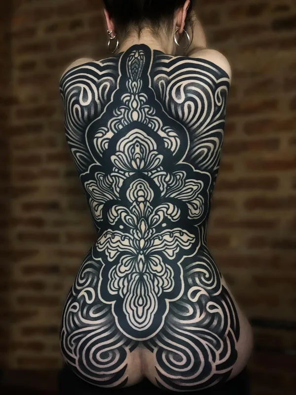 female black blackwork tatouage sur full back #26296 | Artiste tatoueur Сharly Saconi