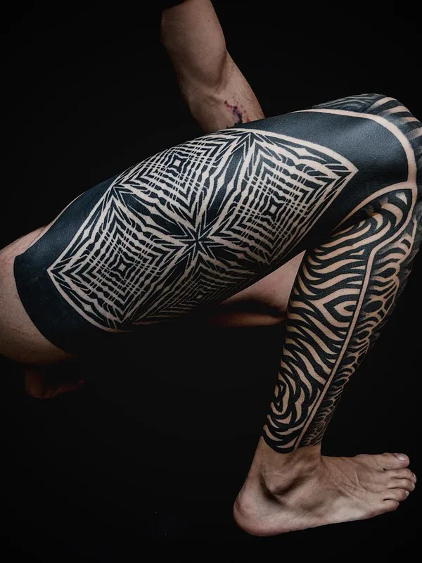 black blackwork tatouage sur thigh #26293 | Artiste tatoueur Сharly Saconi