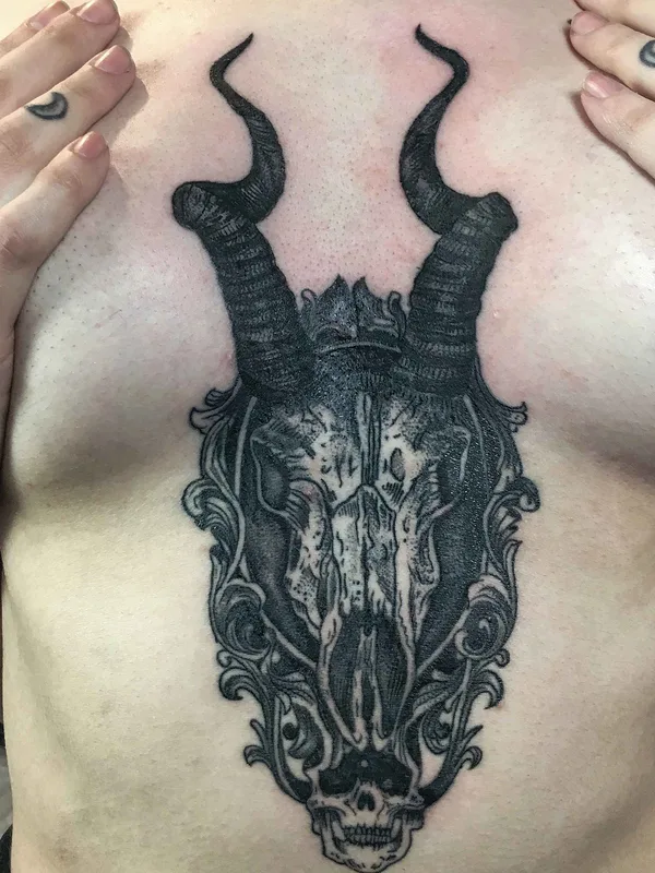 female black and grey blackwork 纹身 在 chest #17807 | 纹身师 Алексей