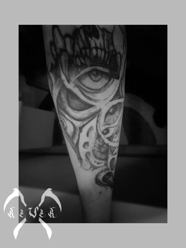 black and grey biomechanical tattoo on forearm #75685 | Tattoo Artist Тату маэстро ревер