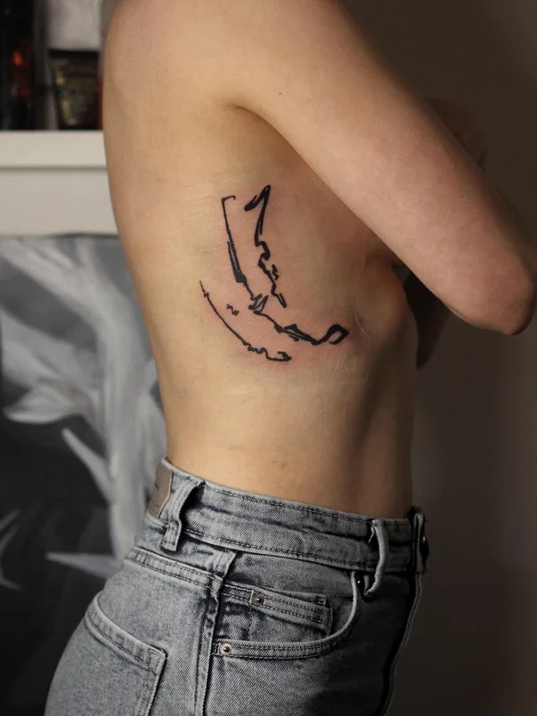 female black sketch Tatuaggio su ribcage #76026 | Tatuatore Иван Бакланов