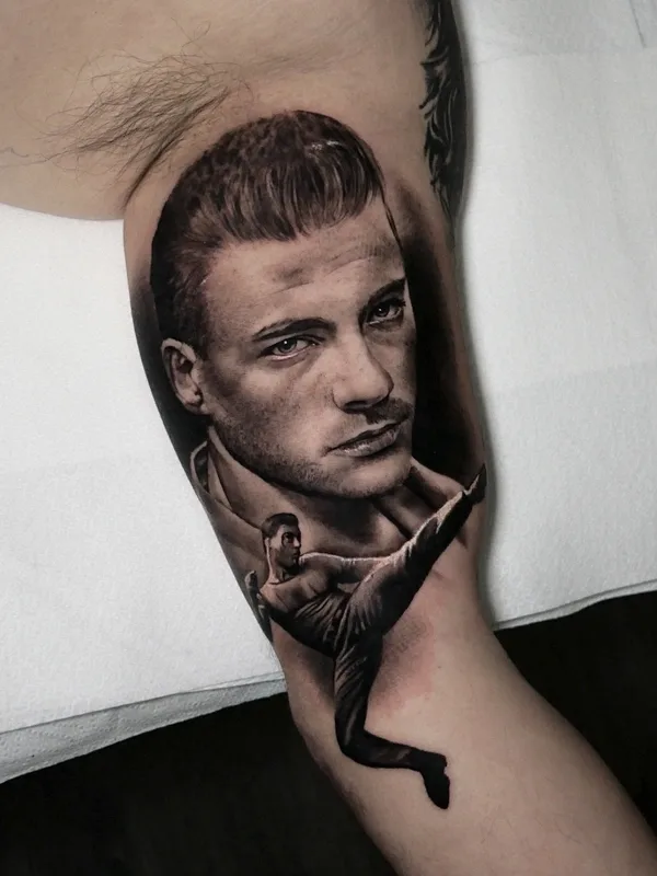 male black and grey realism tatouage sur bicep #76471 | Artiste tatoueur Federico Galliani