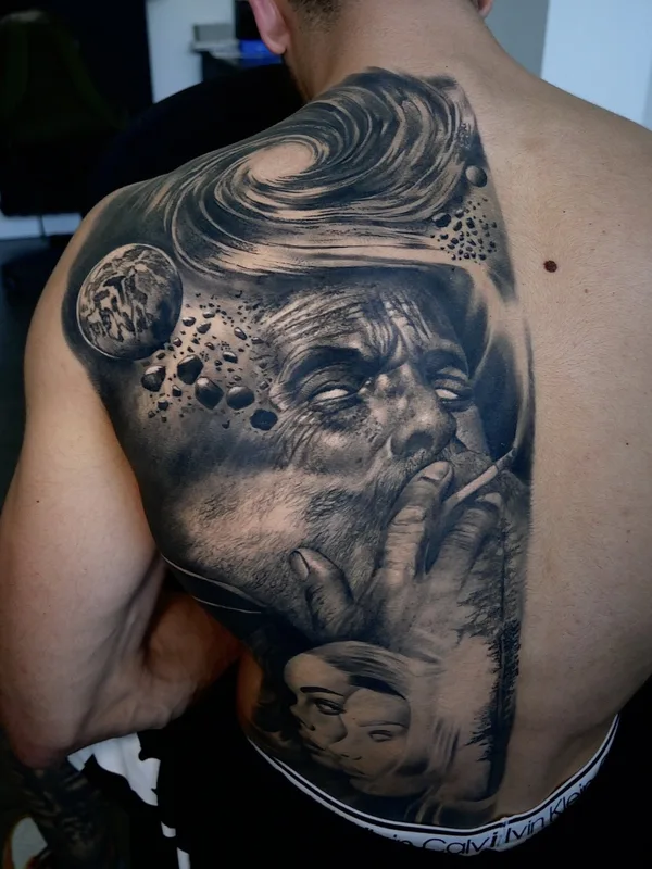 male black and grey realism tatouage sur upper back #76477 | Artiste tatoueur Federico Galliani