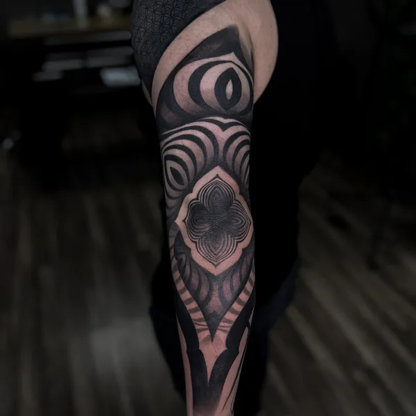 Ornamental tattoo by Fellipe Romeiro in São Paulo