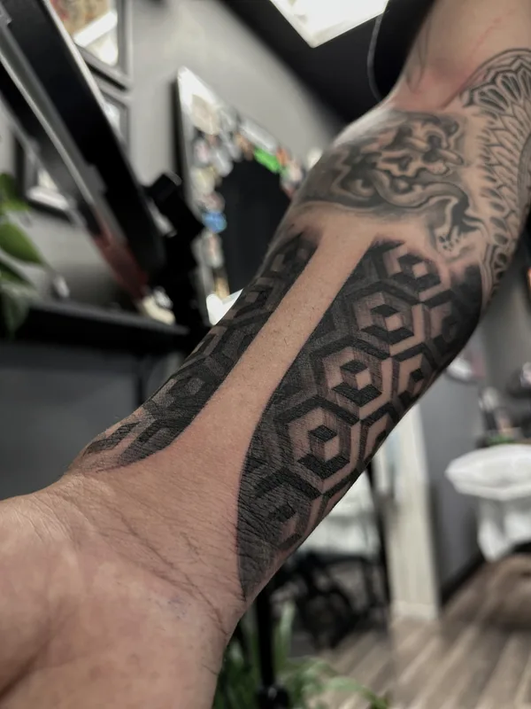 black geometric Tatuaggio su forearm #76761 | Tatuatore Fellipe Romeiro