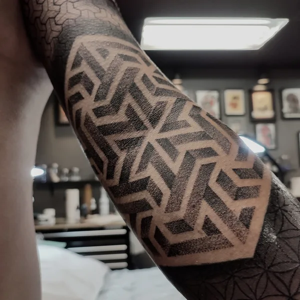 Ornamental tattoo by Fellipe Romeiro in São Paulo