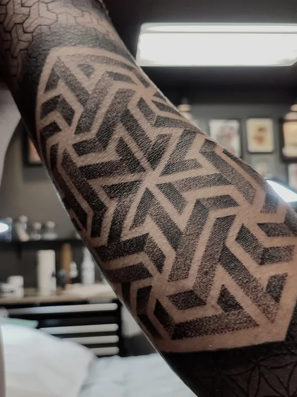 black geometric Tatuaggio su forearm #76764 | Tatuatore Fellipe Romeiro