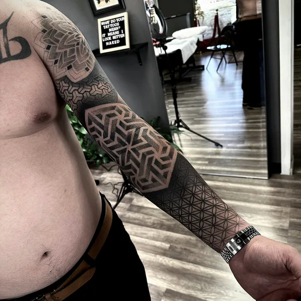 Ornamental tattoo by Fellipe Romeiro in São Paulo