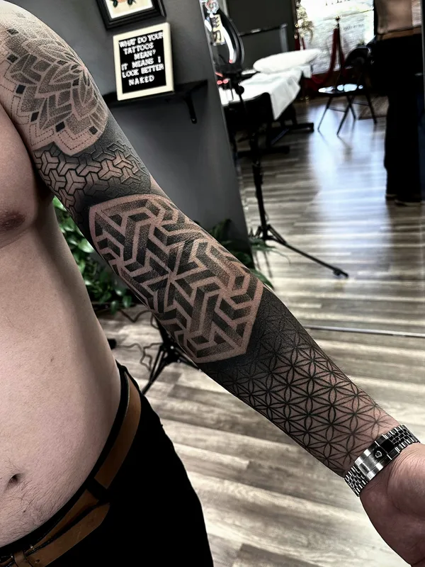 male black geometric Tatuaggio su full sleeve #76765 | Tatuatore Fellipe Romeiro