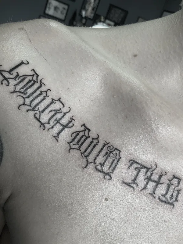 black lettering Tatuagem em chest #76781 | Tatuador Павел Тонг