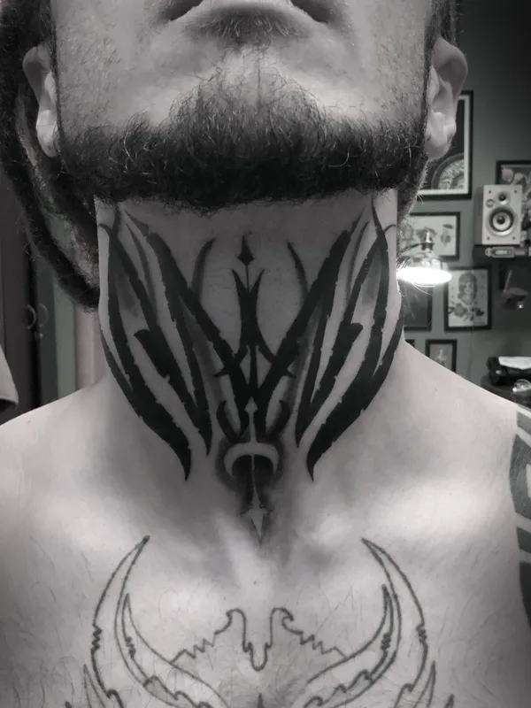 male black blackwork Tatuagem em neck #76782 | Tatuador Павел Тонг