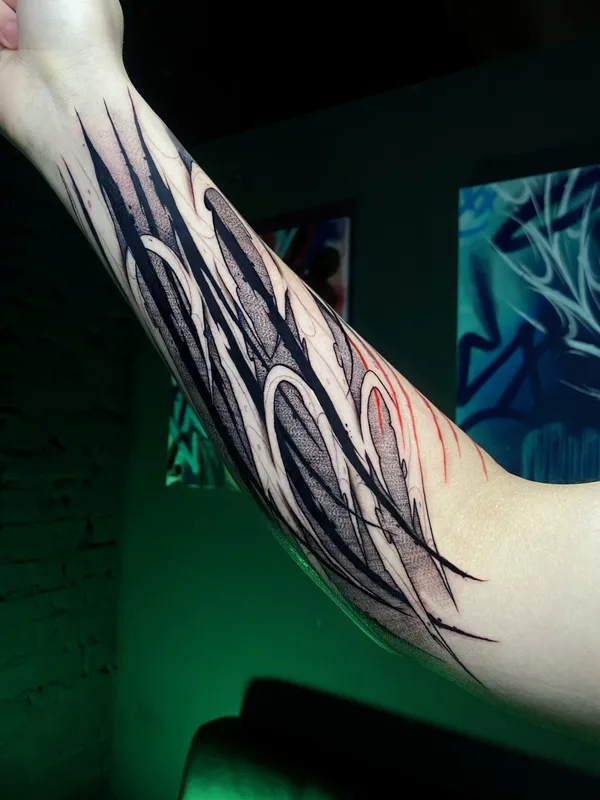 black and grey abstract tattoo auf forearm #76867 | Tätowierer Егор Шуга