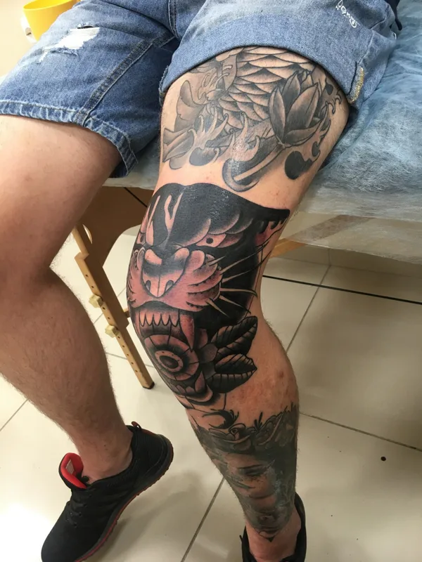 black and grey neo traditional татуировка на knee #77004 | Тату мастер Симонов Егор