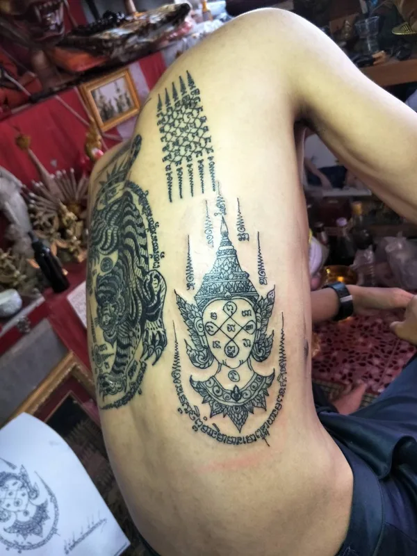 black blackwork татуировка на thigh #77093 | Тату мастер Aekkapope