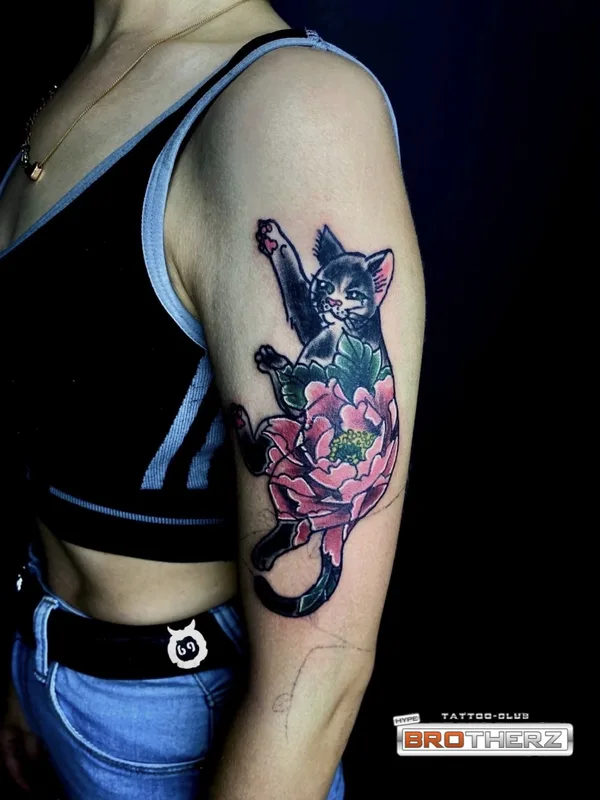 female color neo traditional tatuaje en outer arm #77261 | Tatuador Lina Boyts