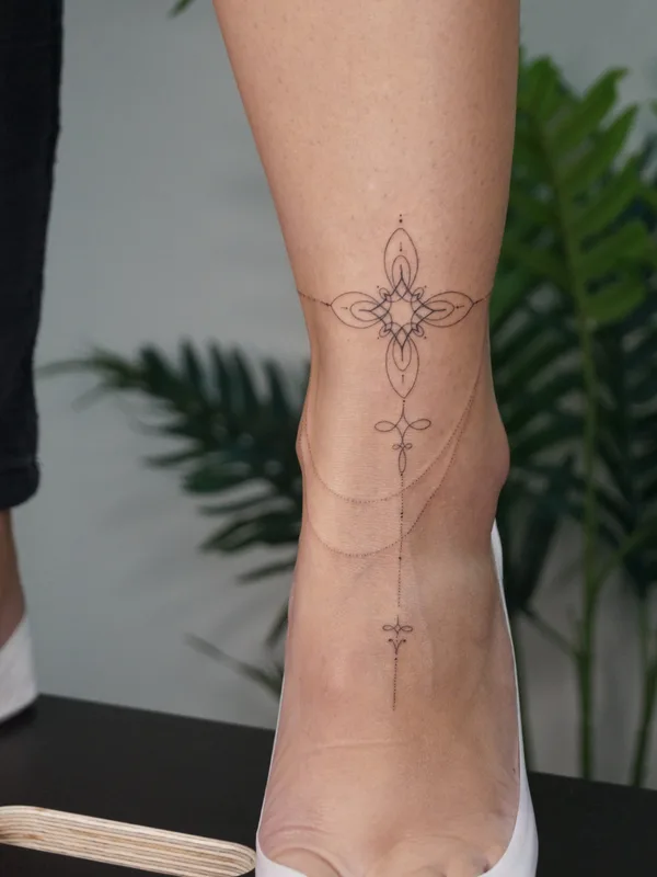 female black fineline татуировка на ankle #77709 | Тату мастер Ангелина Прудникова