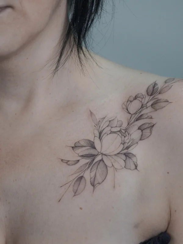 female black and grey fineline татуировка на collarbone #77714 | Тату мастер Ангелина Прудникова