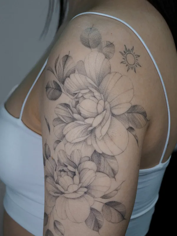 female black and grey illustrative татуировка на shoulder #77718 | Тату мастер Ангелина Прудникова