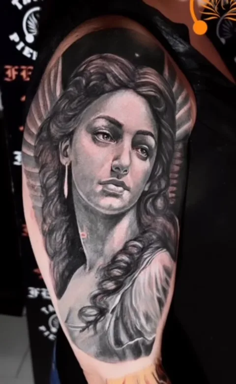 black and grey realism tattoo auf upper arm #77768 | Tätowierer Rodrigo Rodriguez