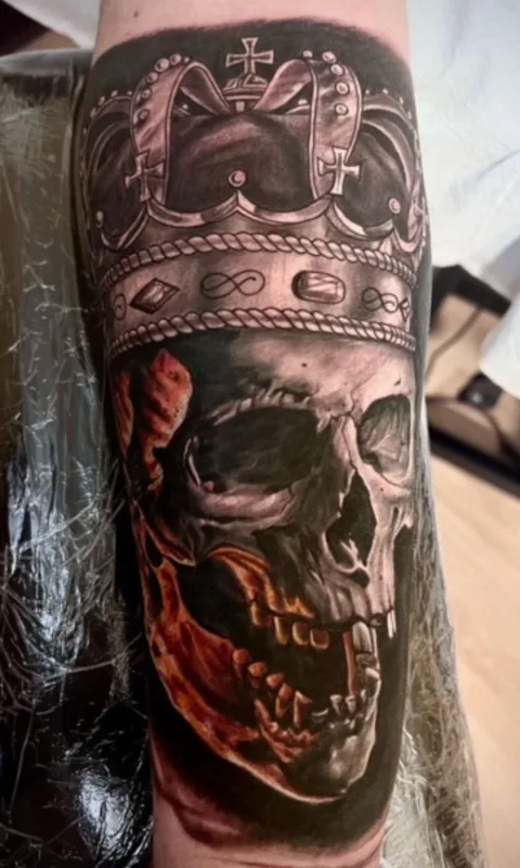 black and grey realism tattoo auf forearm #77771 | Tätowierer Rodrigo Rodriguez