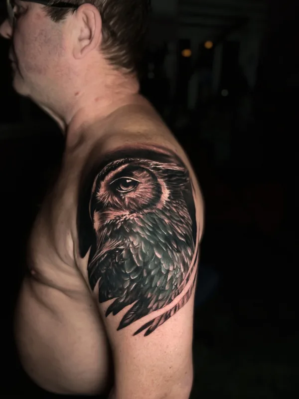 male black and grey realism tatouage sur shoulder #77845 | Artiste tatoueur Владислав Филимонов 