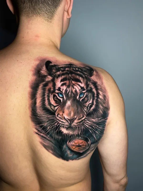 male color realism tatouage sur shoulder blade #77849 | Artiste tatoueur Владислав Филимонов 