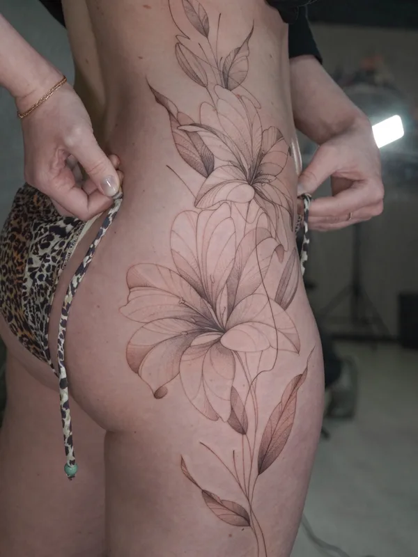 female black and grey fineline татуировка на side #77858 | Тату мастер Ангелина Прудникова