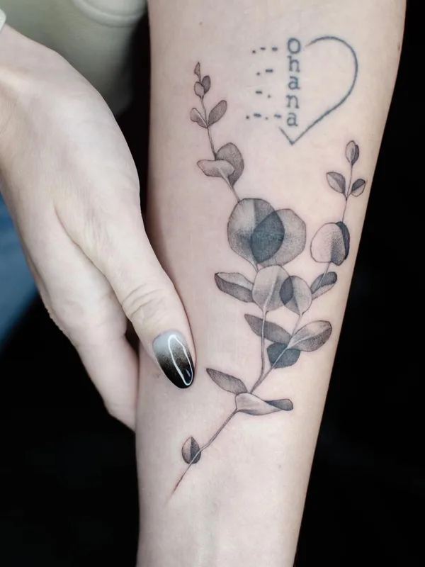 female black and grey fineline tatouage sur forearm #77860 | Artiste tatoueur Алиса Третьякова